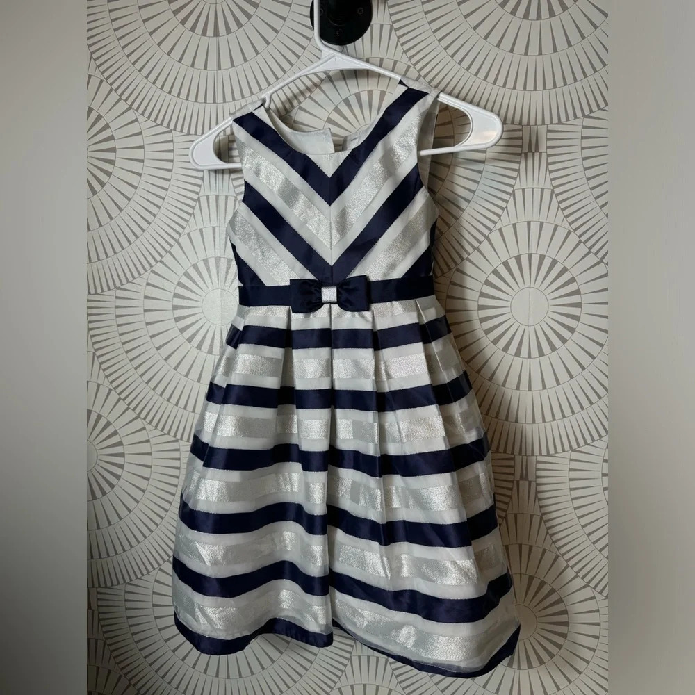 Jona Michelle Girls Sleeveless‎ Dress Size 6 Navy/White/Silver Bow in the front